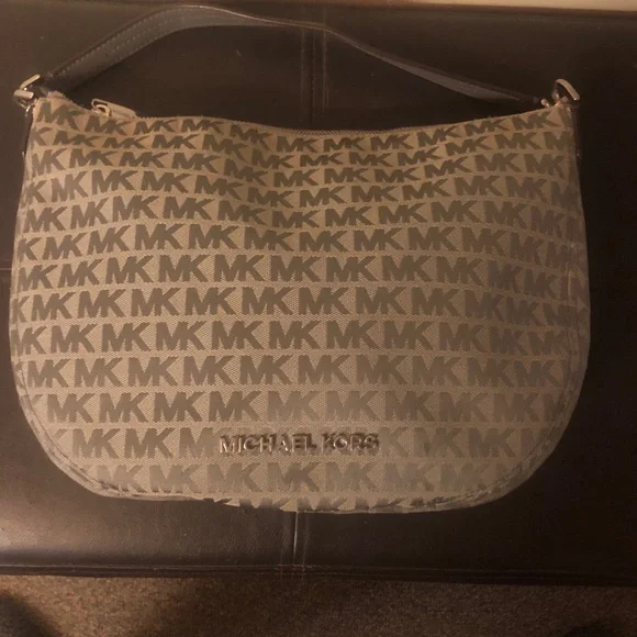 Michael Kors Gray Shoulder Bag with Classic Design - Picture 2 of 14